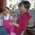 Mała Noelle z mamą przy stole. #dziecko #Noelle