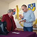 Prof T. Bielecki wręcza gościowi pamiątkowe wydawnictwo #Staszów