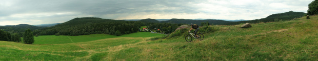 Marysia śmiga na Johannisstein. W tle ostatnie zabudowania wsi Hein oraz Góry Żytawskie (po prawo widać wieżę widokową na górze Hochwald)