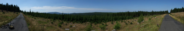 Panorama zrobiona gdzieś na Grzbiecie Kamienieckim Gór Izerskich. W oddali Stóg Izerski, należący do Wysokiego Grzbietu