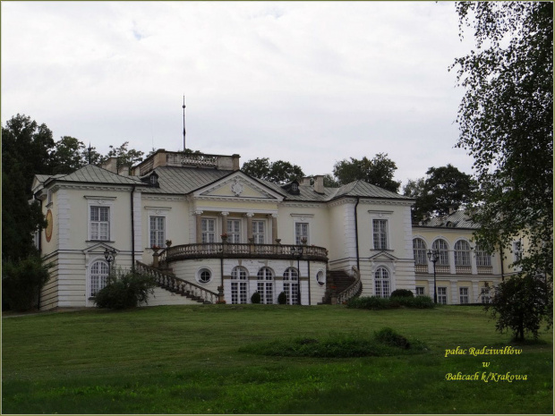 Swoją obecną nazwę zawdzięcza Radziwiłłom,
którzy w drugiej połowie XIX wieku dokonali jego gruntownej przebudowy.
Dookoła pałacu znajduje się zabytkowy park
w stylu ogrodu włoskiego z XVI-XX w. o powierzchni 5 ha.
Po wojnie pałac należał do Uniwersyte...