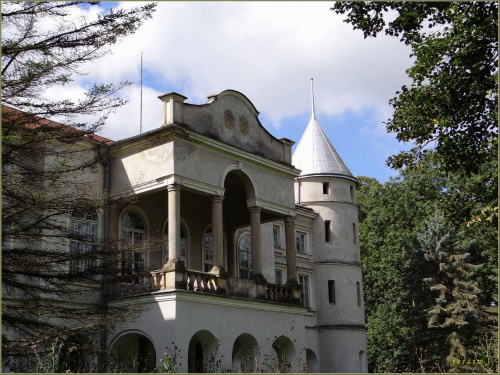 Pałac został wzniesiony w 1794 roku za sprawą Michała Ostaszewskiego
na miejscu starego już i skromnego dworu w otoczeniu parku
w roku 1939, pałac przejęli Niemcy,
urządzając w nim kasyno dla oficerów Wermachtu i Luftwaffe.
Następnie, do końca stycznia...