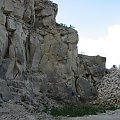 Ściany wyrobiska z prawej strony od wieży #Józefów #kamieniołom