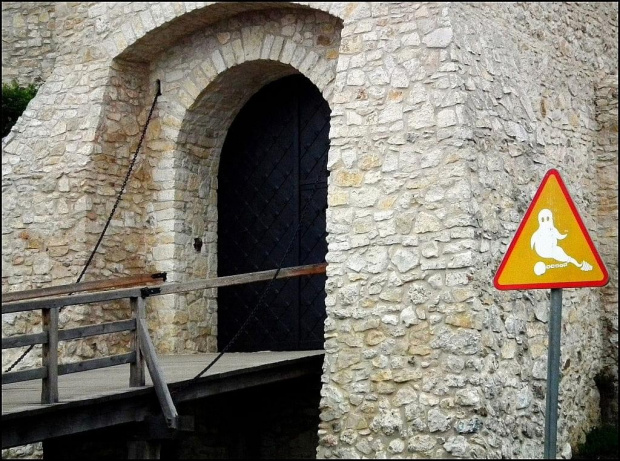 Zamek Bobolice...w żadnym wypadku nie wolno zlekceważyc znaku obok bramy...