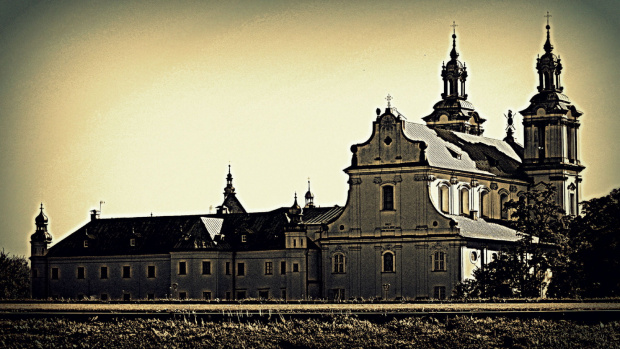 Kościół Na Skałce w Krakowie, w porannym słońcu