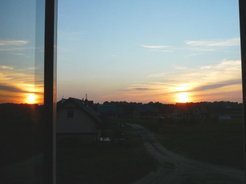 Zachód słońca. Z prawej widok naturalny, z lewej odbicie w szybie. #zaschody