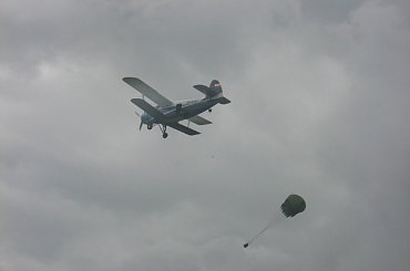 Zrzuty broni i zaopatrzenia dla oddziałów partyzanckich #TomaszówLubelski #rekonstrukcja #partyzanci