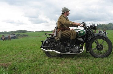 Prezentacja uczestników rekonstrukcji - żołnierz na motocyklu Sokół #TomaszówLubelski #rekonstrukcja #MotocyklSokół