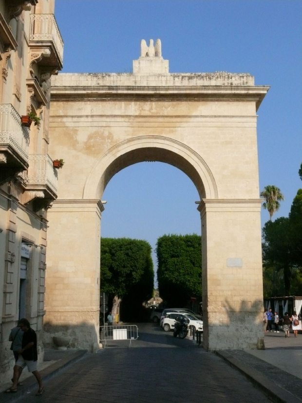 Noto - monumentalna brama miejska Porta Reale #Noto #Sycylia