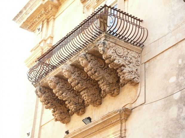 Palazzo Nicolaci Villadorata , balustrady wsparte są na konsolach mających formy groteskowych i mitologicznych postaci #Noto #Sycylia