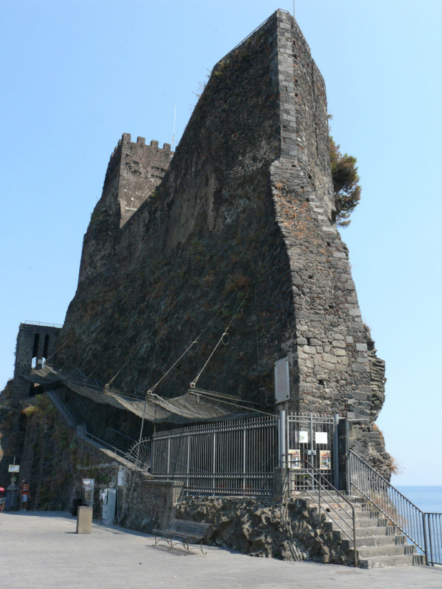 Aci Castello - zamek zbudowany w 1076 z czarnej lawy na szczycie bazaltowej skały był twierdzą Rogera z Lurii #Sycylia #AciCastello