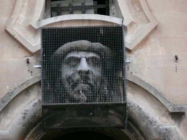 Ragusa Superiore - maski przedstawiające twarze Arabów #Ragusa #Sycylia