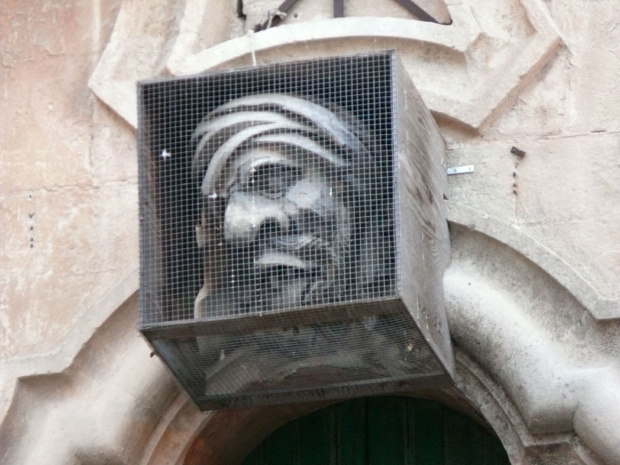 Ragusa Superiore - wyrażne też są wpływy arabskie; tu maski przedstawiające twarze Arabów #Ragusa #Sycylia