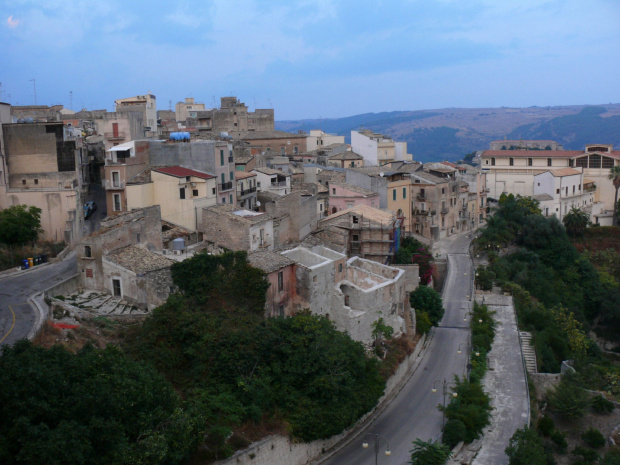 Ragusa - jedna to Superiore - nowa, barokowa, zbudowana po trzęsieniu ziemi w 1693r. ; druga to Ibla- ze śladami wcześniejszych cywilizacji, już z III w. p.n.e #Ragusa #Sycylia
