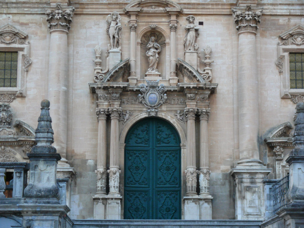 Ragusa - Katedra Św. Jana Chrzciciela - fasada z monumentalnym portale jest doskonałym przykładem baroku sycylijskiego #Ragusa #Sycylia