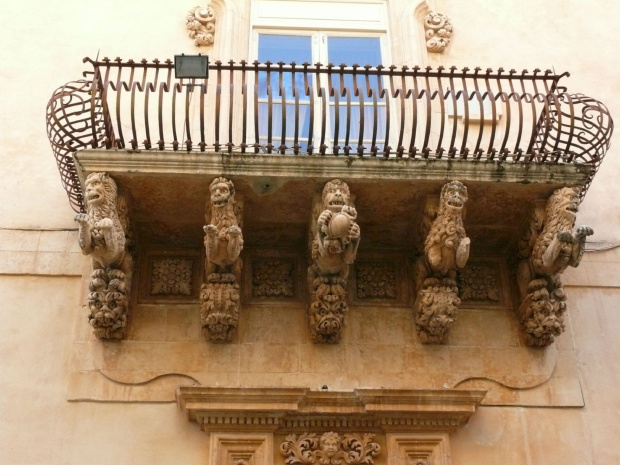 Palazzo Nicolaci Villadorata - groteskowe maszkary #Noto #Sycylia