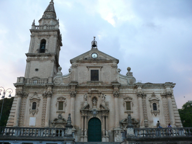 Ragusa - Katedra Św. Jana Chrzciciela z XVIII w. zbudowana pośrodku nowego miasta #Ragusa #Sycylia