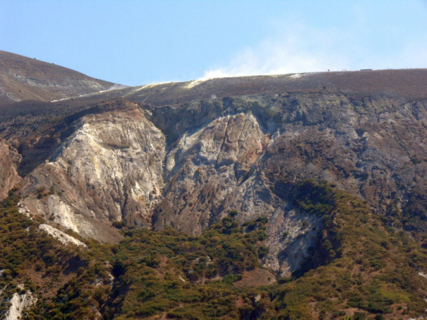 Vulcano - starożytni Grecy wierzyli ,że plująca dymem i gazami siarkowymi góra jest kużnią Hefajstosa ( rzymskiego Wulkana) #Sycylia #WyspyLiparyjskie