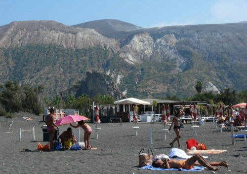 Spaggia Nera na Vulcano ( plaża z piaskiem wulkanicznym) #Sycylia #WyspyLiparyjskie