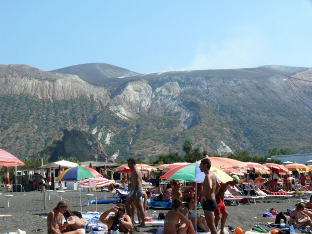 Vulcano - czarna plaża u stóp wulkanu #Sycylia #WyspyLiparyjskie