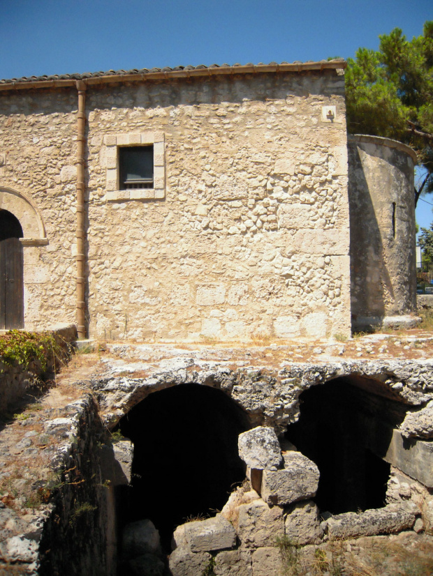 Park archeologiczny Neapolis - kościól zbudowany na wykutej w skale cysternie #Sycylia #Syrakuzy