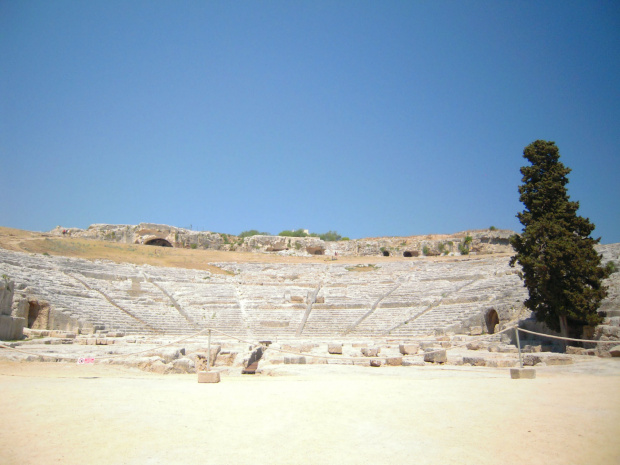 Park archeologiczny Neapolis - Teatr Grecki, widoczne galerie wykute w skale , które zastąpiły stare przejścia na widownię #Sycylia #Syrakuzy