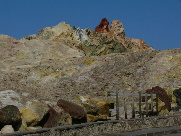 Siarkowe skały otaczają basen z błotkiem siarkowym na Vulcano #Sycylia #WyspyLiparyjskie
