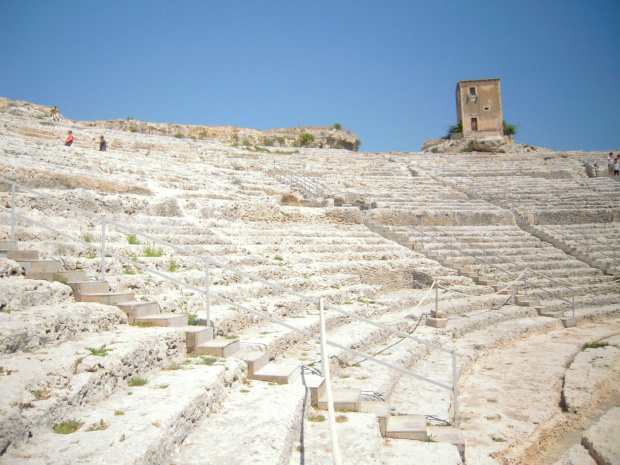 Park archeologiczny Neapolis - Teatr Grecki, zabrane bloki posłużyły do budowy murów wokól Ortygii #Sycylia #Syrakuzy