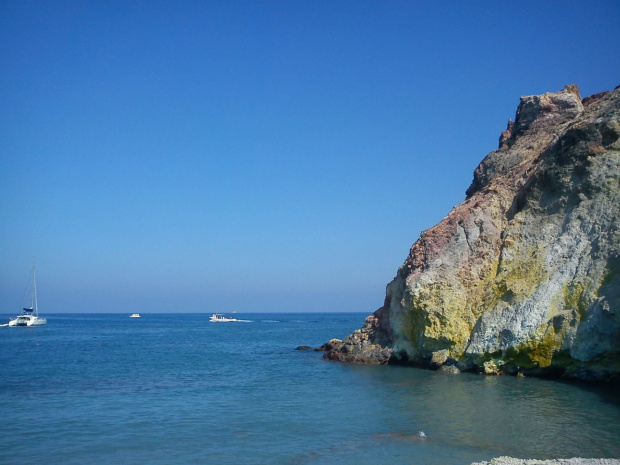 Samotne skały obok morza z gorącymi żródłami na Vulcano #Sycylia #WyspyLiparyjskie