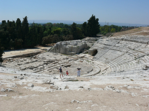 Park archeologiczny Neapolis - Teatr Grecki , cavea ( widownia ma 67 rzędów siedzeń podzielonych na 10 sektorów #Sycylia #Syrakuzy