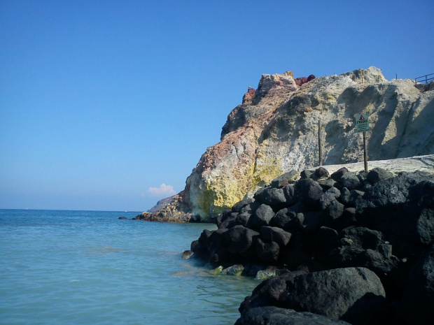 Faraglione czyli samotne skały na Vulcano w pobliżu gorących żródeł w wodzie morskiej #Sycylia #WyspyLiparyjskie