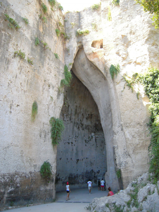 Park archeologiczny Neapolis -Ucho Dionizjosa, ogromne jaskinia , która wykorzystywana była jako kazamaty dla więżniów #Sycylia #Syrakuzy