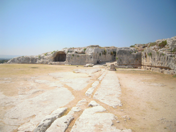 Park archeologiczny Neapolis - Teatr Grecki - nisze wotywne, w nich mogły znajdować się malowidła lub tabliczki poświęcone syrakuzańskim herosom #Sycylia #Syrakuzy