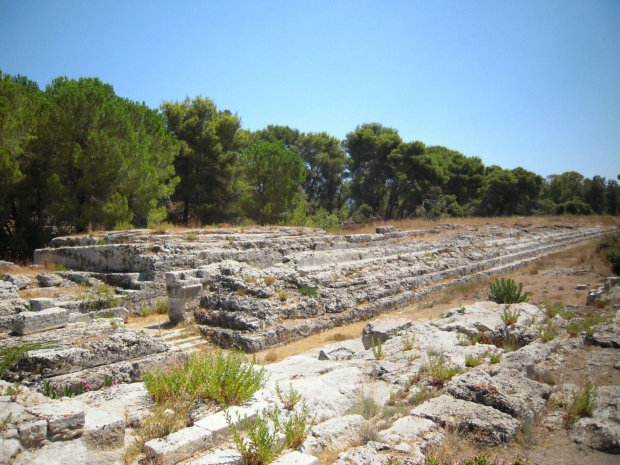Syrakuzy, Park archeologiczny Neapolis, Ołtarz Hierona II miał impomujące wymiary (198 x23 m) #Sycylia #Syrakuzy