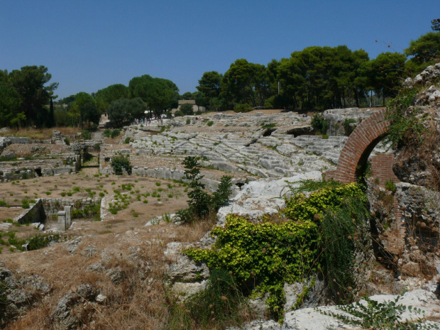 Syrakuzy, Park archeologiczny Neapolis , amfiteatr rzymski jest tylko niewiele mniejszy od tego w Weronie #Sycylia #Syrakuzy