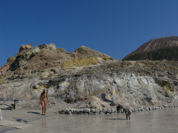 Tak wygląda basen naturalny z błotkiem siarkowym #Sycylia #WyspyLiparyjskie