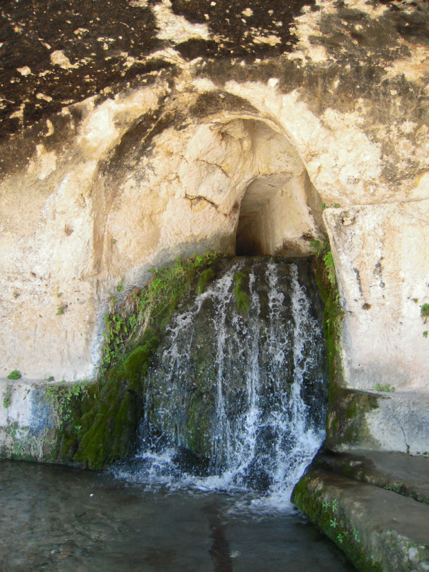 Park archeologiczny Neapolis - Teatr Grecki i Grotta del Museion - jaskinia wykuta w skale kryjąca prostokątny basen do którego wpadała woda z akweduktu #Sycylia #Syrakuzy