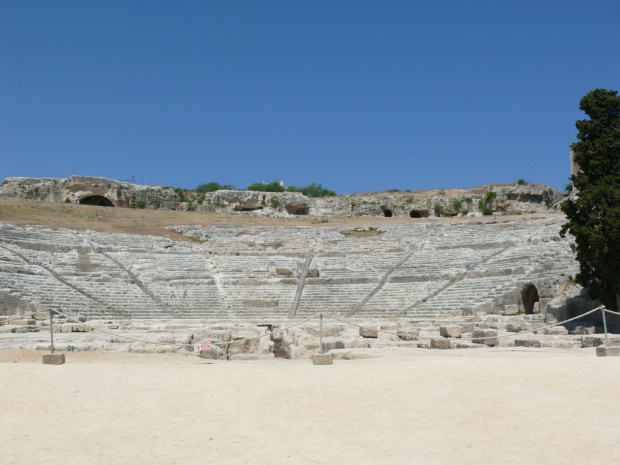 Park archeologiczny Neapolis - Teatr Grecki, Orchestrę zdobił posąg Dionizosa, wokól którego chór tańczył i śpiewał #Sycylia #Syrakuzy