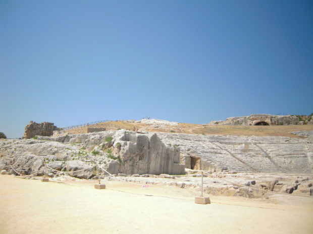 Park archeologiczny Neapolis - Teatr Grecki, po obu stronach sceny stały dwa gigantyczne bloki skalne #Sycylia #Syrakuzy