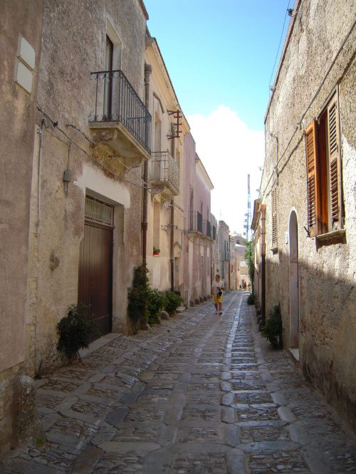 Erice - jedna ze starannie wybrukowanych ulic #Sycylia #Erice