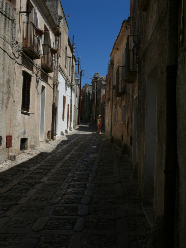 Erice - urok tego miejsca leży w niezwykłej atmosferze jaką tworzą wąskie, brukowane uliczki #Sycylia #Erice