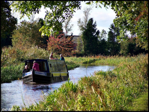 barka turystyczna płynąca po Union Canal( okolice Edynburga)..