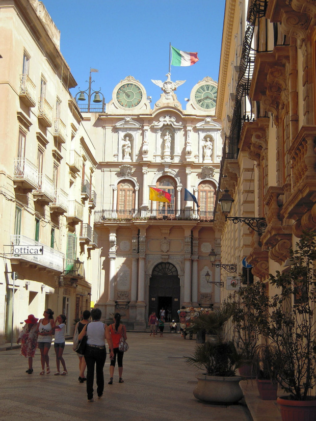 Główna ulica Trapani - w głębi Palazzo Cavarretta #Sycylia #Trapani