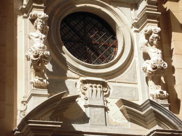 Trapani - barokowy budynek w którego fasadę wkomponowano kariatydy i putta. #Sycylia #Trapani