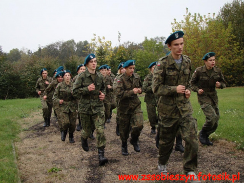 Pierwsze tegoroczne zgrupowanie klas wojskowych funkcjonujących w Zespole Szkół im. Kajetana hr. Kickiego w Sobieszynie. Patronat honorowy nad klasami sprawuje Wyższa Szkoła Oficerska Sił Powietrznych w Dęblinie #Sobieszyn #Brzozowa