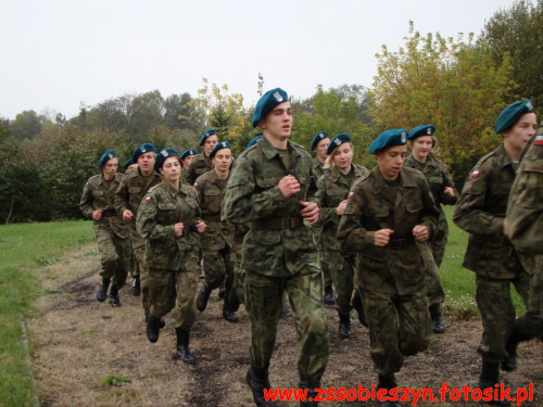 Pierwsze tegoroczne zgrupowanie klas wojskowych funkcjonujących w Zespole Szkół im. Kajetana hr. Kickiego w Sobieszynie. Patronat honorowy nad klasami sprawuje Wyższa Szkoła Oficerska Sił Powietrznych w Dęblinie #Sobieszyn #Brzozowa