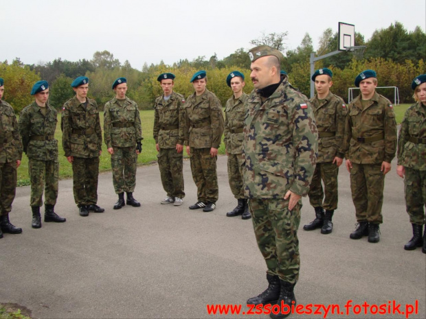 Pierwsze tegoroczne zgrupowanie klas wojskowych funkcjonujących w Zespole Szkół im. Kajetana hr. Kickiego w Sobieszynie. Patronat honorowy nad klasami sprawuje Wyższa Szkoła Oficerska Sił Powietrznych w Dęblinie #Sobieszyn #Brzozowa