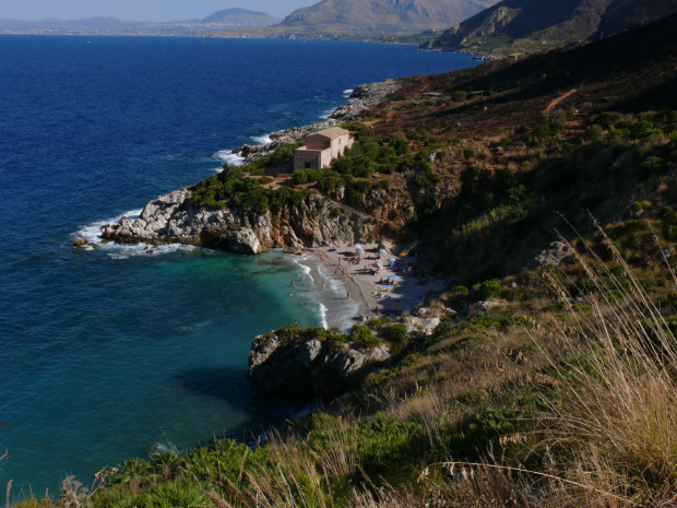 Widok z góry na plażę Cala Tonnarella dell' Uzzo #Sycylia #RiservaDelloZingaro
