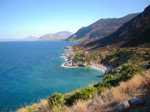 Riserva dello Zingaro - ciągnie się wzdłuż wybrzeża i opada w kierunku morza #Sycylia #RiservaDelloZingaro