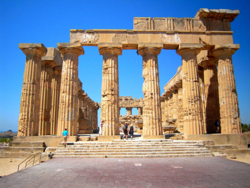 Świątynia E była poświęcona Herze lub Dionizosowi #Sycylia #Selinunte